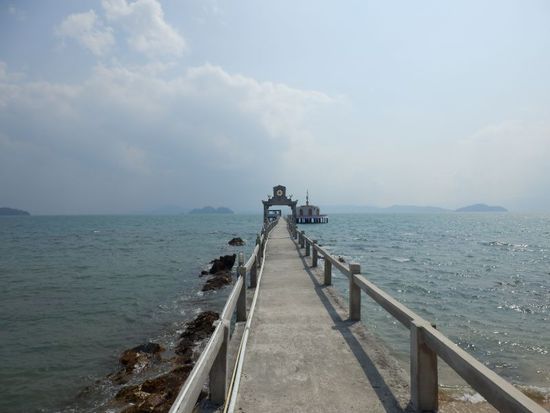 den langen Pier entlang