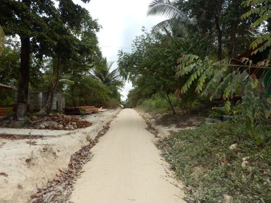 der dann anschließende Sandweg zum Strand / Resort