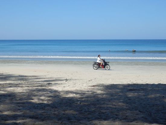 Mopedfahrerinnen am Strand....