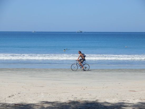 ...Radfahrer am Strand......