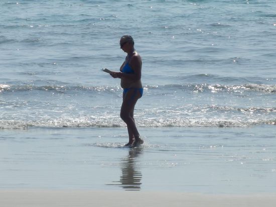 ...Buch lesende Strandläuferinnen.....