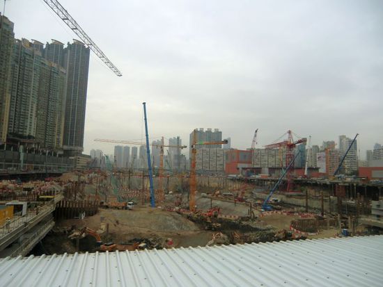 riesige Baustelle neben riesigen Häusern