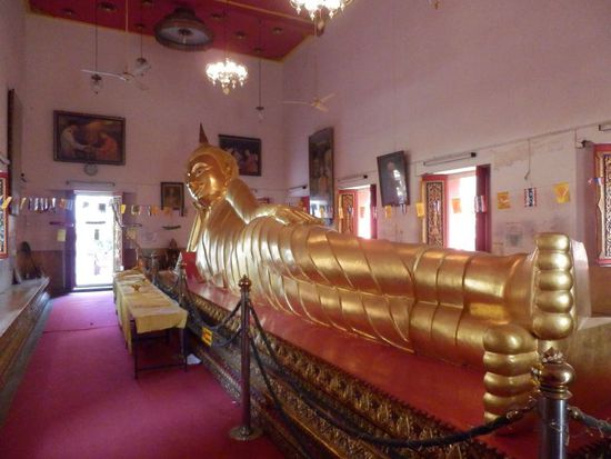liegender Buddha im Wat Kaewjamfa