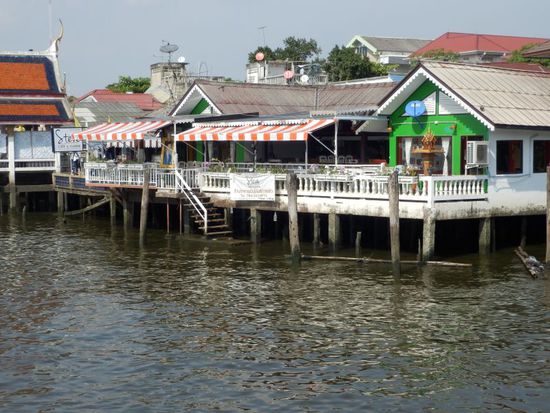 das Restaurant vom Wasser aus gesehen