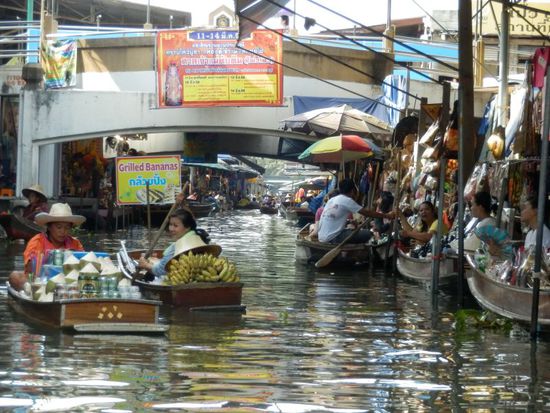 rechts und links Geschäfte