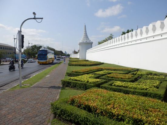schöne Grünanlage an der Sanam Chai Road