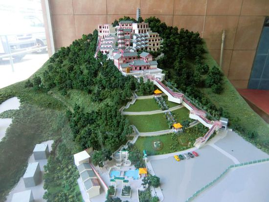 am Eingang ein Modell der kompletten Anlage