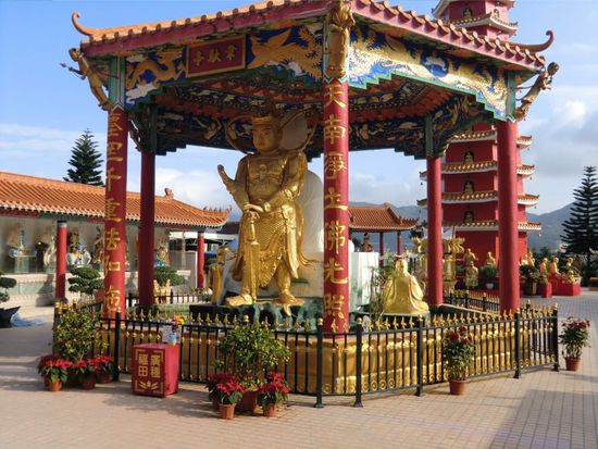 mitten auf dem Platz vor dem Tempel