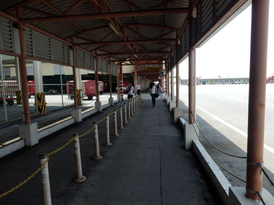 Der Weg von der Parkposition zur Immigration.