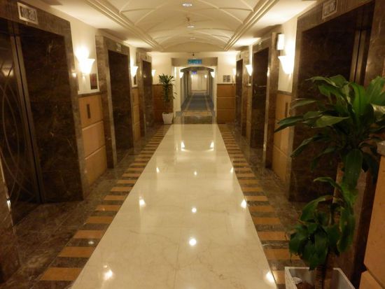 der Bereich vor den Aufzügen