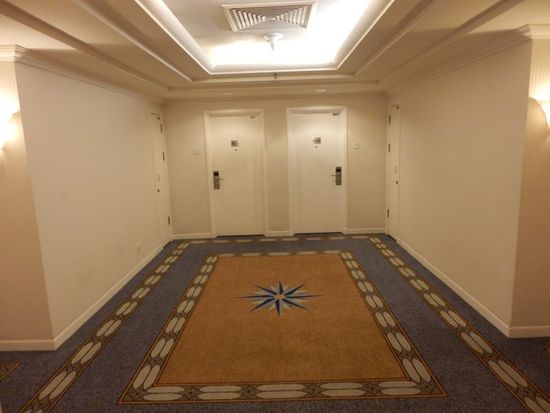 gleich sind wir im Zimmer angekommen ( links )