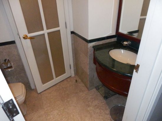 das "Durchgangszimmer" mit Klo und Waschbecken