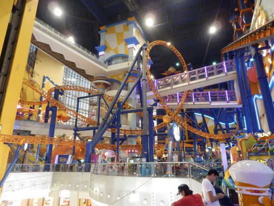 eine schöne Indoor Achterbahn