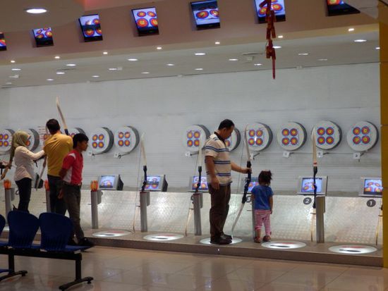 es gibt auch Indoor Bogenschießen