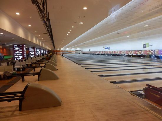 und eine Bowlinganlage mit 49 Bahnen