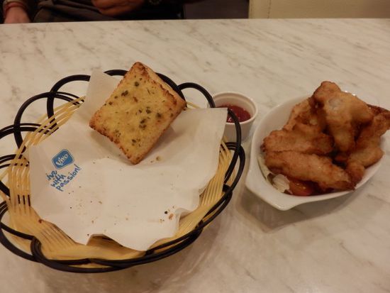 Knoblauchbrot und frittierter Fisch