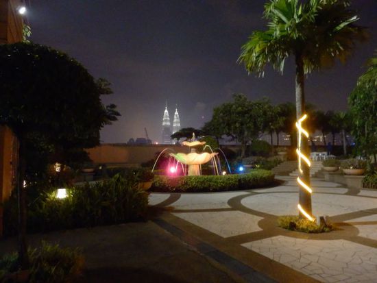 die Poolanlage bei Nacht