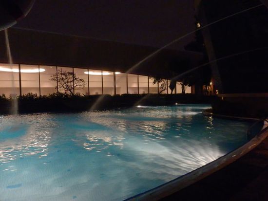 der Pool beleuchtet