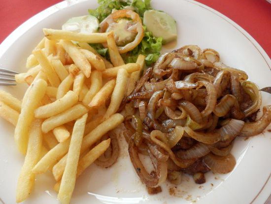 Steak mit Zwiebel und Pommes