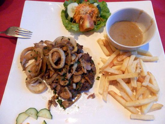 Steak mit Zwiebeln, Pilzen und Pommes