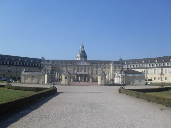 Karlsruher Stadtschloss von vorne - schönes Gebäude!