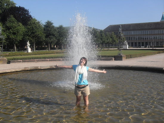 Doro im Wasser  wie sie sich freut 