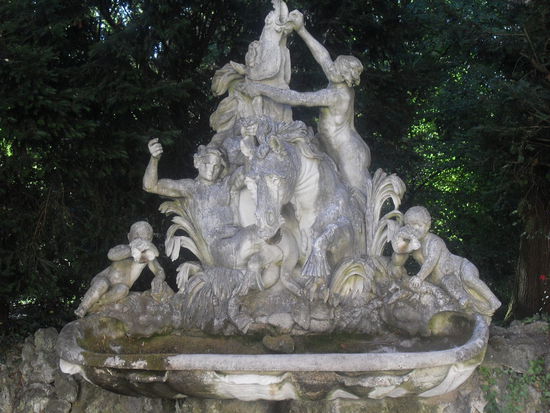 schöne Brunnenskulptur im Park