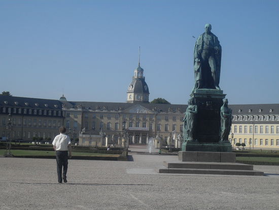 Nochmal Stadtschloss mit Denkmal und Brunnen davor