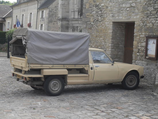 Die Autos passen gut in dieses Dorf, sie scheinen auch aus einer anderen Welt zu sein 