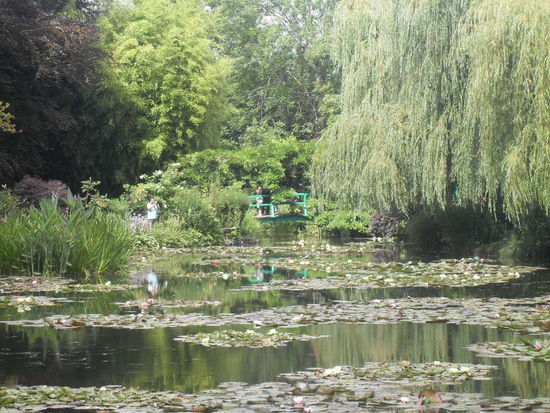 Nochmal der Teich und dahinten ist sie: Na, welcher Kulturbanause kennt dieses Motiv nicht ?! Wir fanden es so schön, dass wir uns gleich ein Porträt davon gekauft haben 