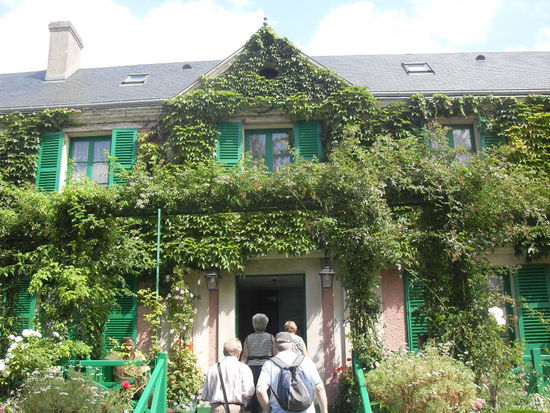 Das Eingangsportal des Hauses (was übrigens eine total positive Aura ausstrahlt durch die vielen Pflanzen sowie die knalligen Farben rosa und grün)