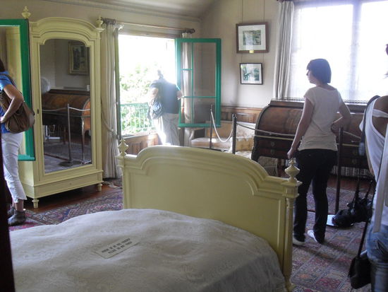 Das Schlafzimmer Monets - leider ist auf diesem Bild der Kamin nicht zu erkennen, der sich auf der rechten Seite des Bildes befindet