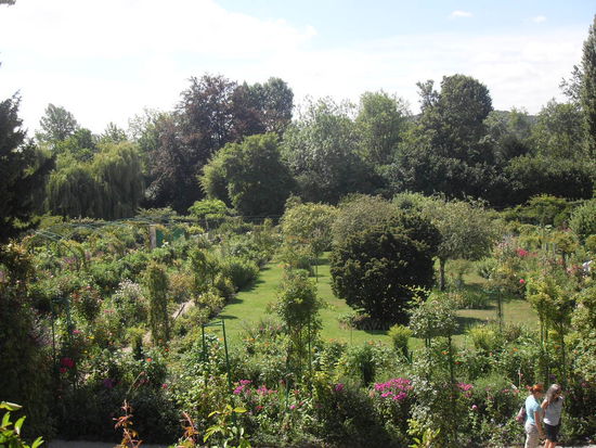 Der Blick auf den Blumengarten aus Monets Schlafzimmerfenster