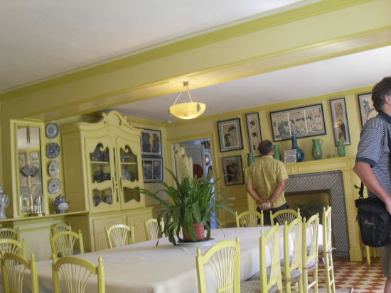 Das Esszimmer Monets, auch das gelb sticht wieder sofort ins Auge - Monet liebte es farbenfroh 