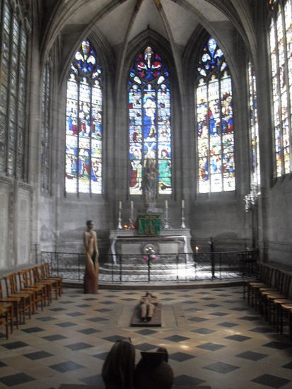 ein eindrucksvoller Altar im Inneren der Kathedrale