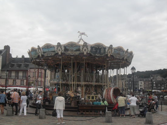 Das Karussell - wer an Paris denken muss: Solche Karussells gibt es in vielen französischen Städten, aber ich finde nirgends passt es so gut rein wie hier und in Paris 