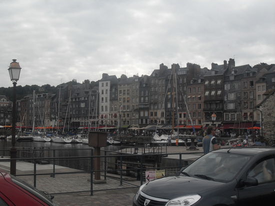 Die wunderschöne Häuserfassade hinter dem Hafenbecken