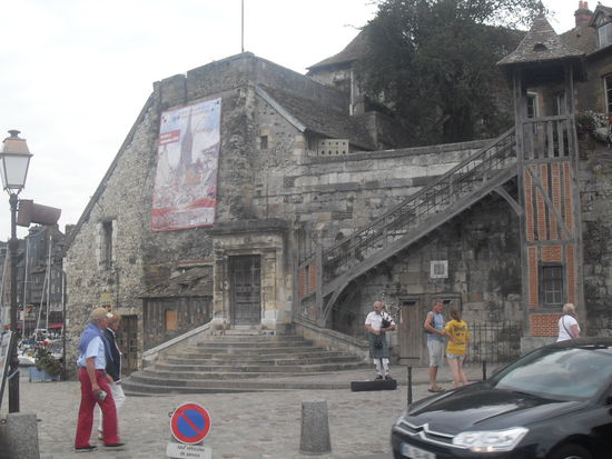 Wenn ich micht nich verlesen habe, wurde in diesem Haus die Stadt gegründet!? Für die Info geb ich aber keine Garantie ab!
Im Vordergrund der Dudelsackspieler.