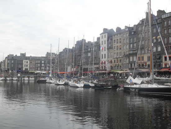 Eigentlich wollte ich gerade ein anderes Bild hochladen, aber wenns schonmal passiert ist - hier nochmal das Hafenbecken plus Häuserfassade.