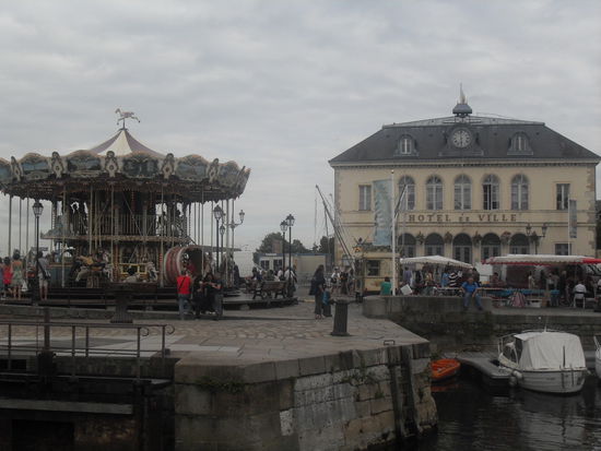 Nochmal das Karussell und rechts das Hôtel de Ville