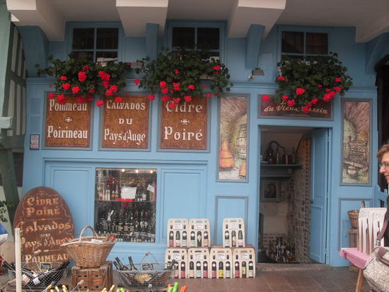 Der kleine Laden, in dem wir den Calvados kauften und uns super mit der Verkäuferin unterhielten (auf Französisch  )
