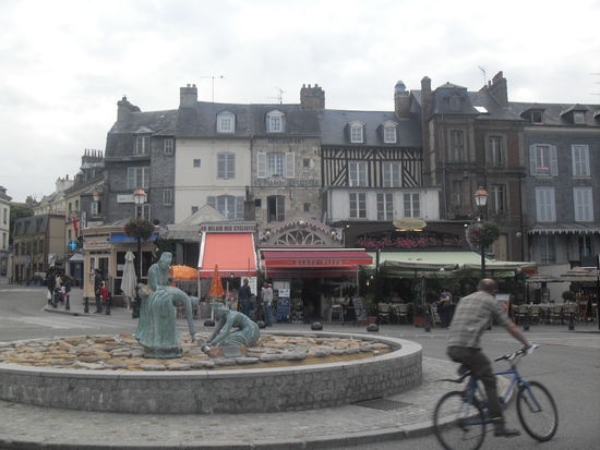 Pittoresker Brunnen in Honfleur (französischstämmige Vokabeln bereichern übrigens immer mehr unseren Wortschatz  )