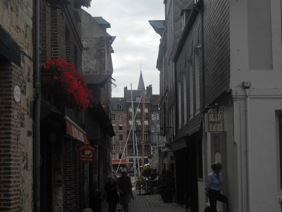 Auch Honfleur besaß die aus anderen Städten bekannten engen, kleinen Gassen