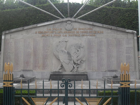 Das Kriegsdenkmal in Gedenken an die Honfleur´er Opfer im 1. und 2. Weltkrieg - erschreckend, dass viele Namen mehrfach auftauchen, was erahnen lässt, dass ganze Familien ausgelöscht worden sein müssen!