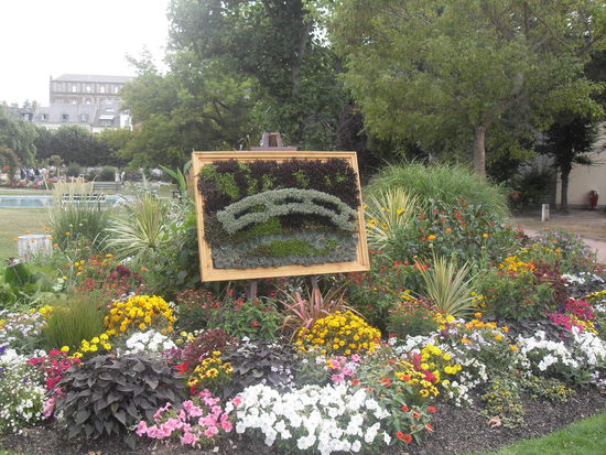 Na, erinnert dieses Bild aus Blumen nicht an etwas  ?!
Dies ist übrigens einer der zwei großen Gärten von Honfleur