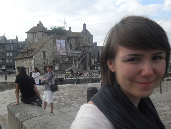 Schließlich nochmal Doro vor dem alten, bereits erwähntem Haus