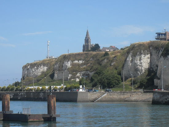 Erste Steilküsten sowie die über der Stadt thronende Kirche (dessen Name mir gerade entfallen ist  )