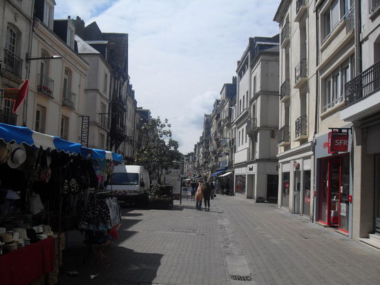 Die Haupteinkaufsstraße, in der Doro sofort wieder zuschlagen musste  (da ist der Teufel los, nicht wahr !?)