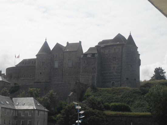 ... wie auch dieses auf einer Anhöhe thronende Chateau beweist