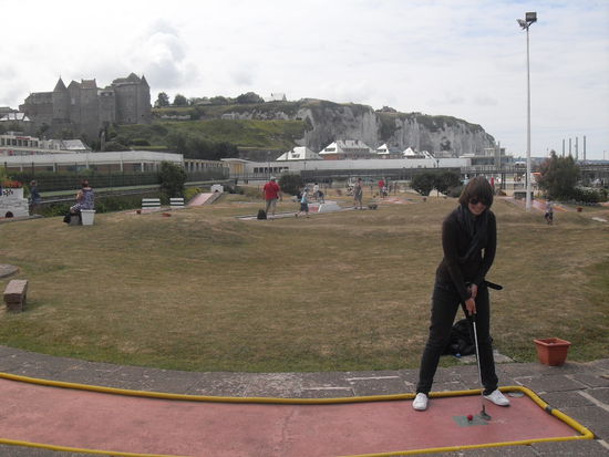 Wir beim Minigolfen vor wunderschöner Kulisse! Doro hatte keine Chance gegen mich 